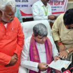 नगर पालिका क्षेत्र में विकास के लिये भाजपा नेता दिलीप पाण्डेय ने प्रभारी मंत्री को सौंपा पत्र